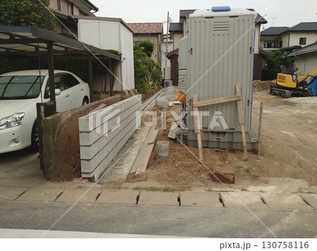 Exterior wall construction / 新築住宅アパートの外壁を新設する工事の様子 130758116