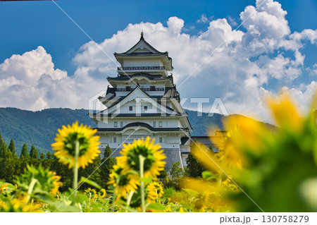 ひまわり畑の中から勝山城 ひまわり畑の中から勝山城 130758279