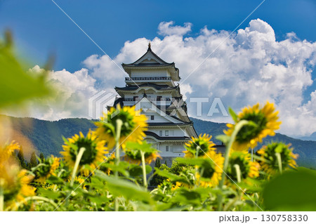 ひまわり畑の中から勝山城 130758330
