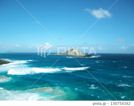 荒々しい波が打ち寄せるハワイ・マカプウ岬の沖合 130758382