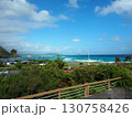 丘から見下ろすハワイの青い海と海岸線 130758426