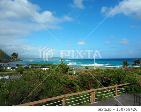 丘から見下ろすハワイの青い海と海岸線 130758426