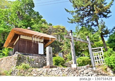 快晴の青空をバックに建つ長楽寺の茅葺屋根の詩読み堂 130758429