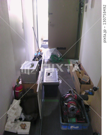 マンション(アパート)のリフォーム(リノベーション)の光景、使用する機材の搬入の様子 130758492
