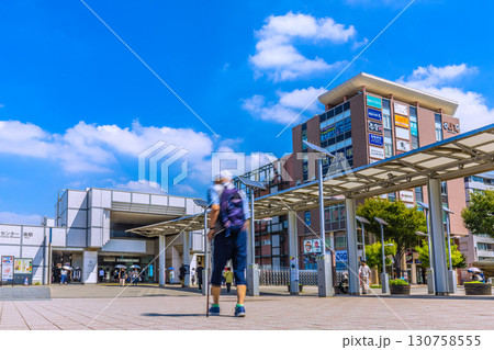 日本の横浜都市景観　地下鉄　「センター南駅」などを望む 130758555
