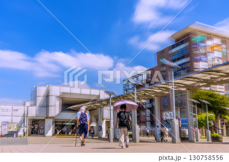 日本の横浜都市景観　地下鉄　「センター南駅」などを望む 130758556