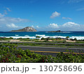 ハワイの絶景：マナナ島を望む海岸線 130758696