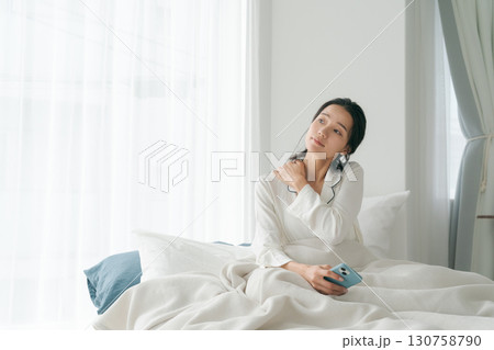 ベッドで肩をもむ女性 130758790
