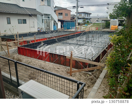 A foundation work / 一戸建て住宅の新築・基礎工事の光景(基礎配筋～型枠設置済み) 130758878