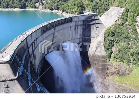 大迫力の黒部ダム観光放水 大迫力の黒部ダム観光放水 130758914