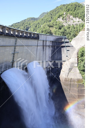 大迫力の黒部ダム観光放水 大迫力の黒部ダム観光放水 130758932