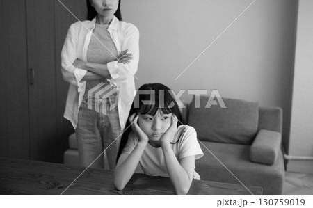 娘と母親が喧嘩しているイメージ 娘と母親が喧嘩しているイメージ 130759019