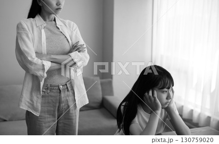 娘と母親が喧嘩しているイメージ 娘と母親が喧嘩しているイメージ 130759020