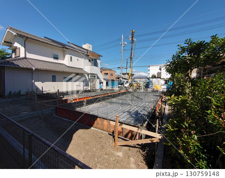 一戸建て住宅の新築・基礎工事の光景(型枠設置～コンクリート打設中，注入の様子) 130759148