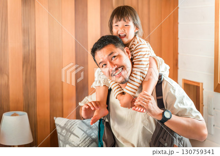 娘をおんぶする父親(育児,子育て,イクメン,休暇) 娘をおんぶする父親(育児,子育て,イクメン,休暇) 130759341