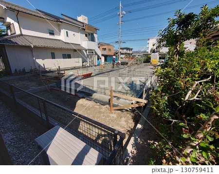 一戸建て住宅の新築・基礎工事の光景(コンクリート打設後，コンクリートの養生) 130759411