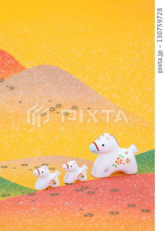 午年　年賀素材　野山を駆ける午の親子 130759728