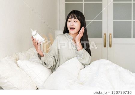 目覚まし時計を見て驚くびっくりする若いアジア人女性(寝坊,遅刻,寝過ごす) 目覚まし時計を見て驚くびっくりする若いアジア人女性(寝坊,遅刻,寝過ごす) 130759736