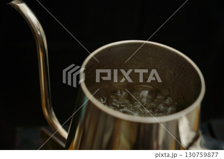 ドリップケトルの中でお湯が沸騰する様子。ペーパードリップでコーヒーを淹れる工程の連続写真。 ドリップケトルの中でお湯が沸騰する様子。ペーパードリップでコーヒーを淹れる工程の連続写真。 130759877