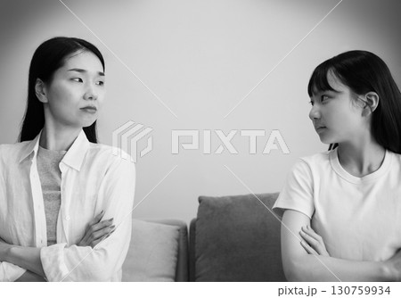娘と母親が喧嘩しているイメージ 130759934