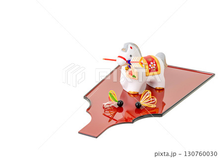 午年 年賀素材 破魔矢を咥えた白午と羽子板飾り 午年 年賀素材 破魔矢を咥えた白午と羽子板飾り 130760030