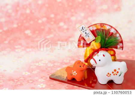 午年　年賀素材　かわいい紅白の午と正月飾り　桜柄バック 130760053