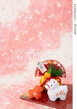 午年　年賀素材　かわいい紅白の午と正月飾り　桜柄バック 130760054