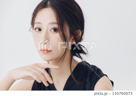 メイクアップした美しい女性 130760073