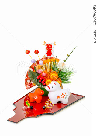 午年　年賀素材　かわいい紅白の午と羽子板飾り 130760095