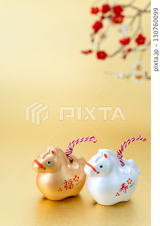 午年　年賀素材　金銀の福寿午と梅の花　金色バック 130760099