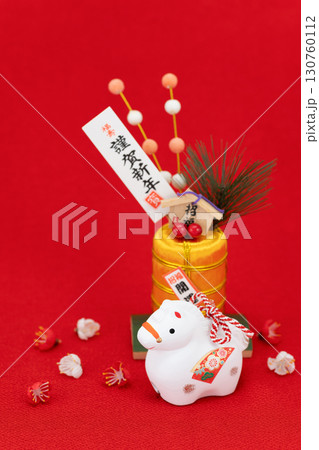 午年　年賀素材　白午と金俵の正月飾り　ちりめんバック 130760112