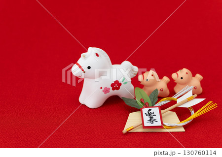 午年　年賀素材　かわいい午の親子と正月飾り　ちりめんバック 130760114