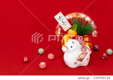 午年 年賀素材 白午と金俵の正月飾り ちりめんバック 午年 年賀素材 白午と金俵の正月飾り ちりめんバック 130760116