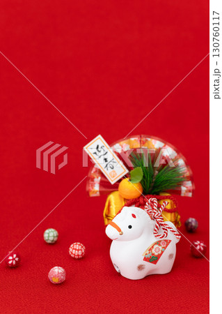 午年 年賀素材 白午と金俵の正月飾り ちりめんバック 午年 年賀素材 白午と金俵の正月飾り ちりめんバック 130760117