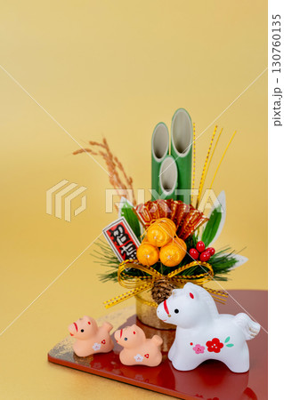 午年　年賀素材　かわいい午の親子と門松　金色バック 130760135