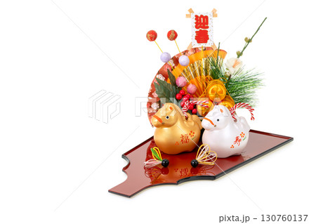 午年 年賀素材 金銀の午と羽子板飾り 午年 年賀素材 金銀の午と羽子板飾り 130760137