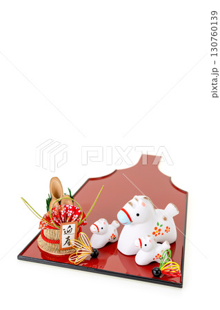 午年 年賀素材 かわいい親子の午と羽子板飾り 午年 年賀素材 かわいい親子の午と羽子板飾り 130760139