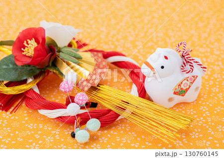 午年 年賀素材 白午と水引飾り 桜花びらバック 午年 年賀素材 白午と水引飾り 桜花びらバック 130760145