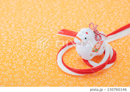 午年 年賀素材 白午と水引飾り 桜花柄バック 午年 年賀素材 白午と水引飾り 桜花柄バック 130760146