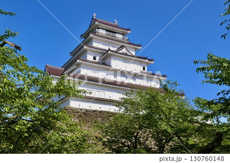 初夏の鶴ヶ城（福島県・会津若松市） 130760148