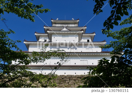 初夏の鶴ヶ城（福島県・会津若松市） 130760151