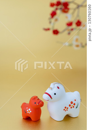 午年　年賀素材　紅白の午と梅の花　金色バック 130760160