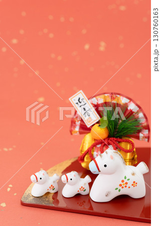 午年　年賀素材　かわいい午の親子と正月飾り　和紙バック 130760163