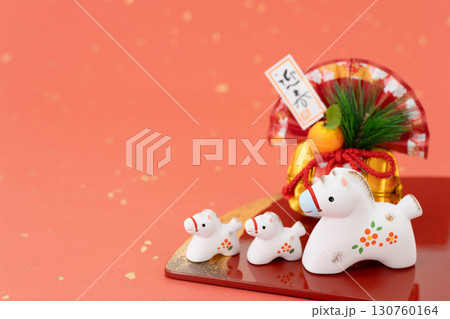 午年 年賀素材 かわいい午の親子と正月飾り 和紙バック 午年 年賀素材 かわいい午の親子と正月飾り 和紙バック 130760164