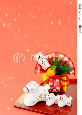 午年　年賀素材　かわいい午の親子と正月飾り　和紙バック 130760166