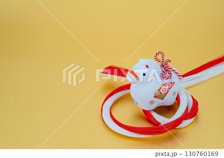 午年　年賀素材　白午と水引飾り　金色バック 130760169
