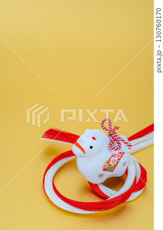 午年　年賀素材　白午と水引飾り　金色バック 130760170