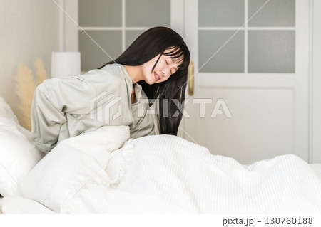 ベッドルームで腰痛・ヘルニアなどの腰の病気に悩む日本人女性 130760188