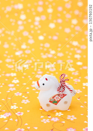 午年　年賀素材　白午　桜花柄バック 130760192