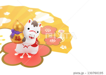 午年　年賀素材　金色の瓢箪を持った白午と梅の花びらと扇子 130760195